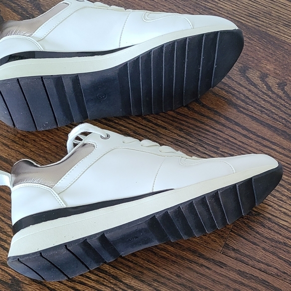 Like New Women's Athletic/Leisure white shoe. size 8 - Picture 3 of 7